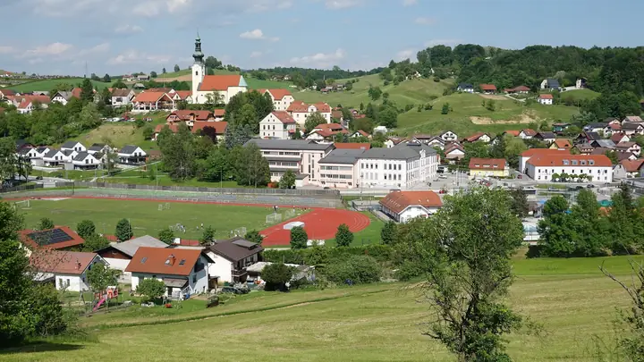 Začasna fotografija: pogled na Šentjur s cerkvijo na hribu